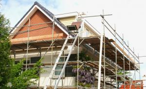 Read more about the article Renovasi Rumah atau Bangun Baru? Pertimbangkan Hal-hal Berikut Ini